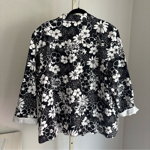 Black and White Floral Button Front Blazer - Picture 5 of 7